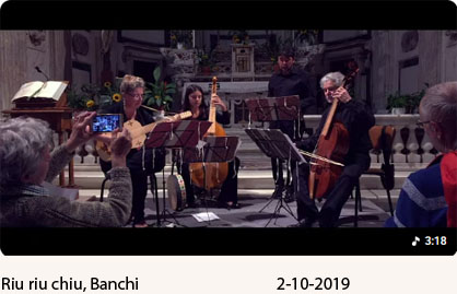 Riu riu chiu, Banchi